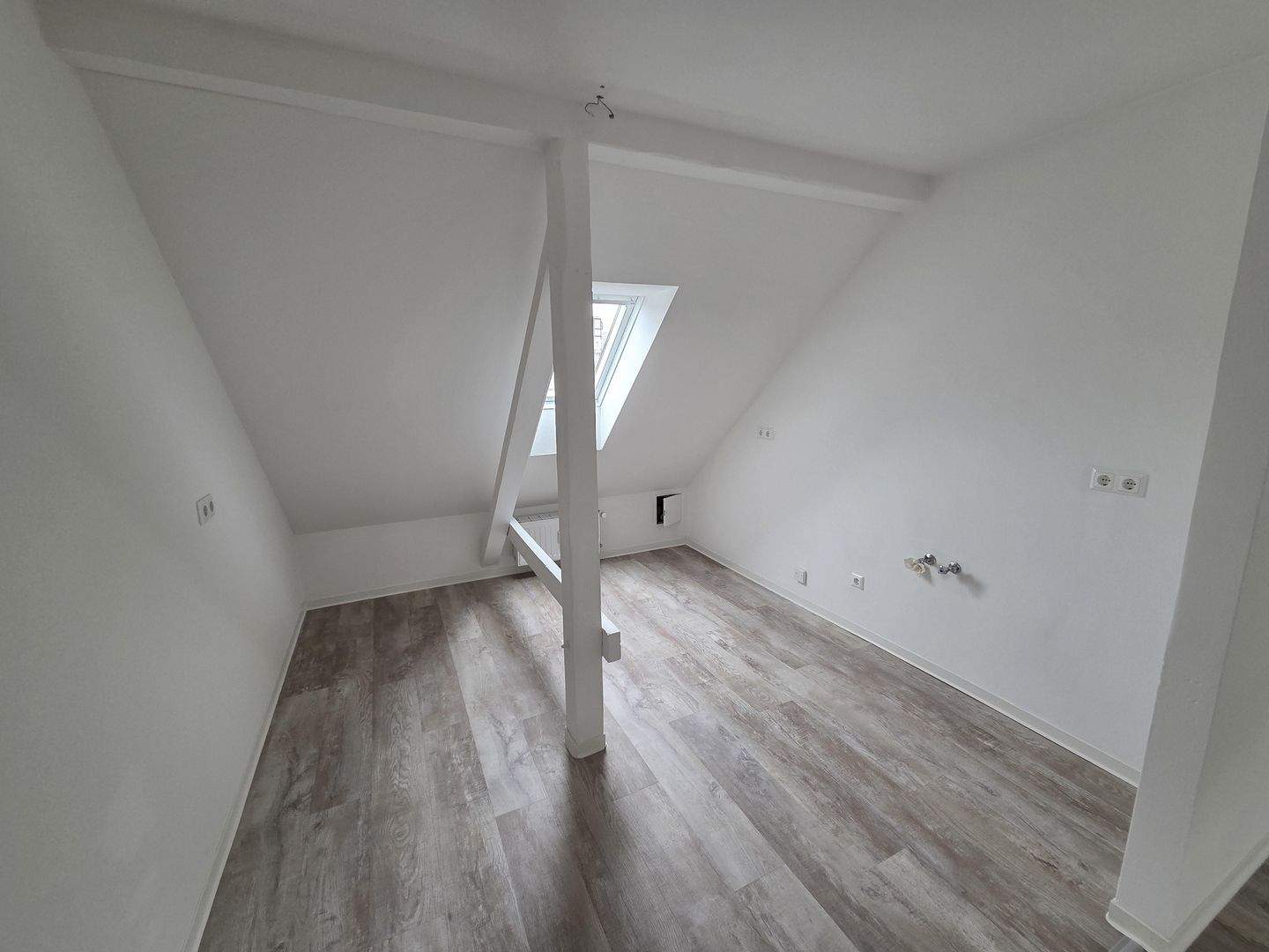 Helle 3-Zimmer-Dachgeschosswohnung mit Sichtbalken in Chemnitz-Hilbersdorf! – Chemnitz – Vorschaubild 4