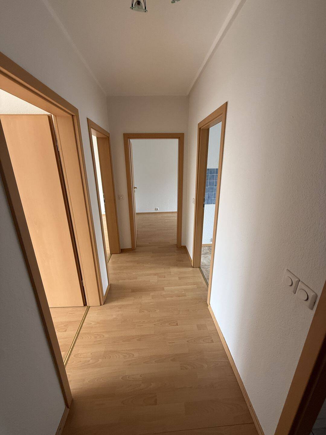 Wohnen in 1A-Lage . Renovierte 3 Zimmer-Wohnung. Balkon mit Blick auf die Schrote – Magdeburg – Vorschaubild 4