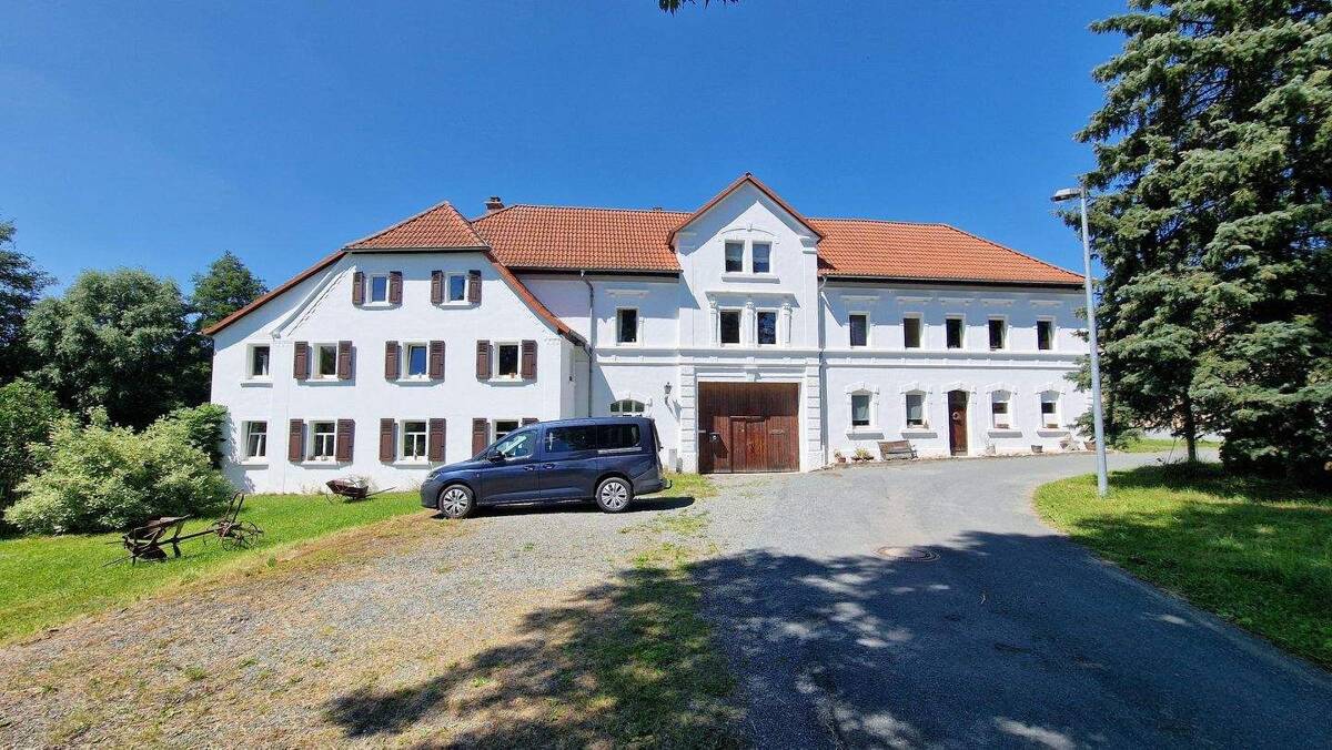 Objektstandort: - - - 07570 Großebersdorf - - - Sehr großer Vierseithof mit zeitgemäßem Wohnkomfort, Stallungen, Scheune und Werkstatt – 4109 Leipzig – Bild 1 von 9