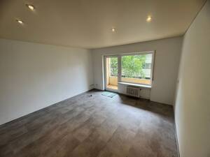 Sanierte 2 Zimmer Wohnung mit Balkon Lu Mitte