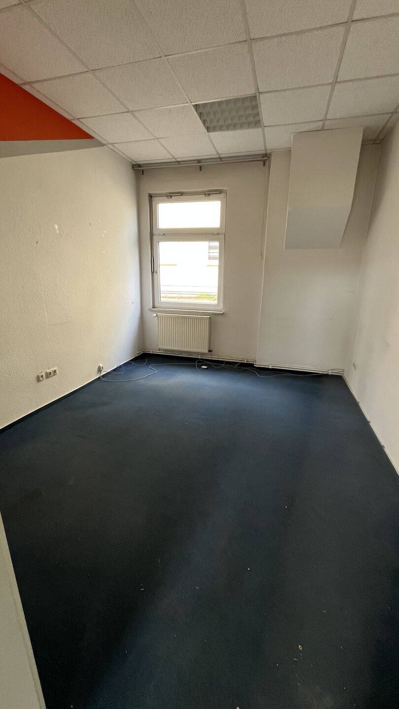 Vielseitige Gewerbeimmobilie mit Wohnanteil und großzügigem Hof auf 2.300 m² Grundstück. – Altenburg – Vorschaubild 4