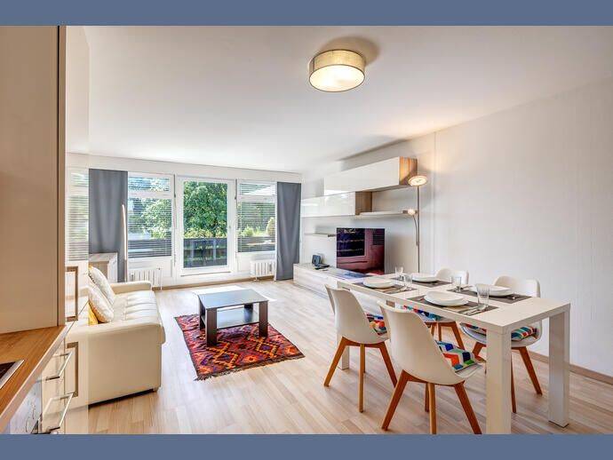 Möbliert: Praktisch möblierte Wohnung mit großem Balkon