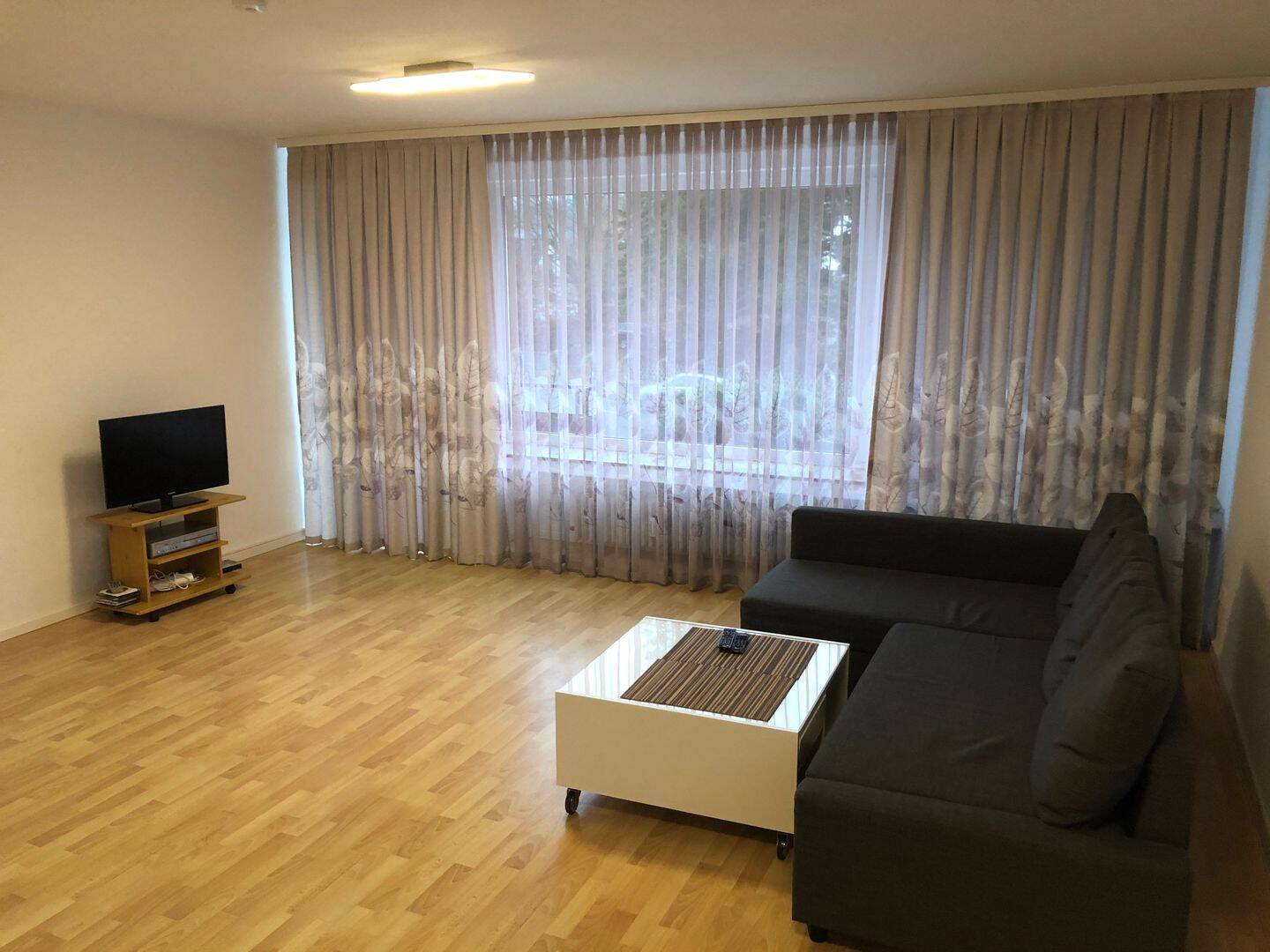 Moderne 3-Zimmer Wohnung mit Zusatzzimmer, EBK, Balkon und Garage in Wennigsen – Wennigsen (Deister) – Vorschaubild 3