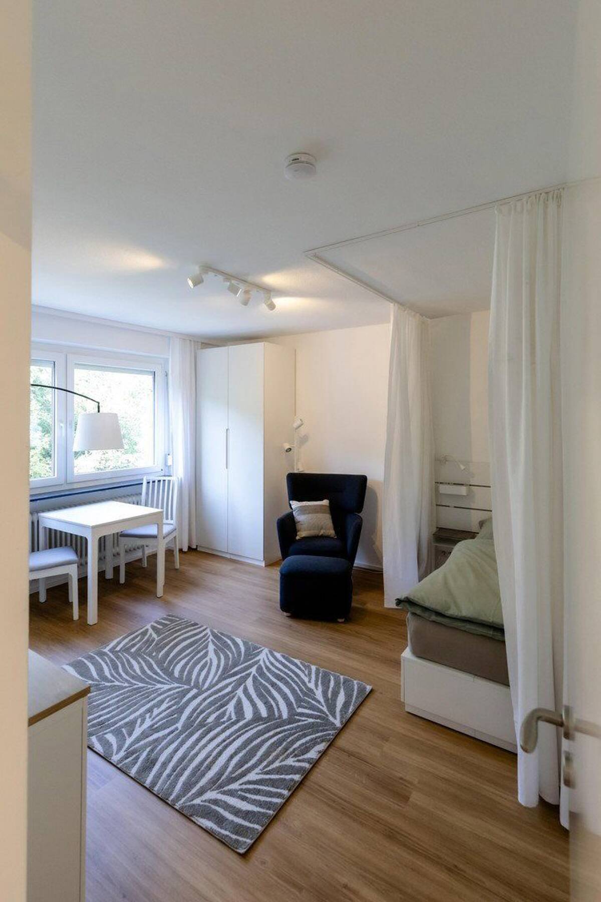Möbliertes Zimmer auf Zeit in Berufstätigen-WG – 91054 Erlangen – Bild 1 von 9
