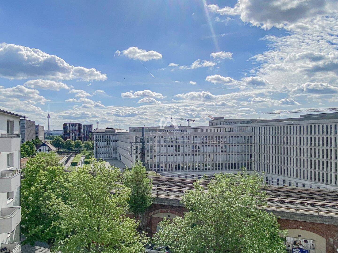 WOHNJUWEL MIT POTENZIAL! GROßZÜGIG GESCHNITTENE & HELLE WOHNUNG AM REGIERUNGSVIERTEL! PROVISIONSFREI – Berlin – Vorschaubild 4