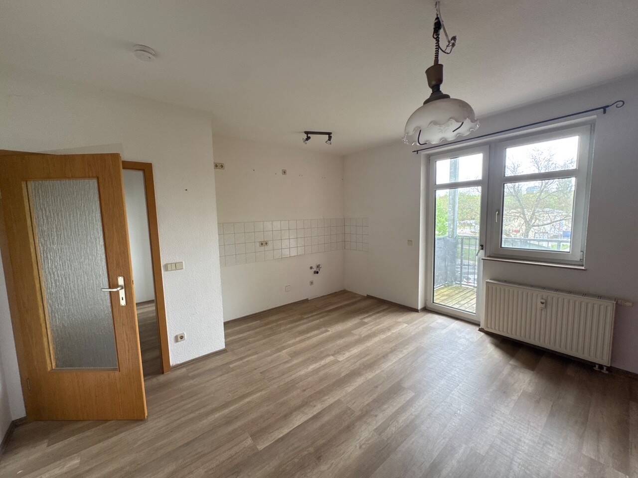 1. OG / Bad mit Wanne + Fenster / komplett zum Innenhof – Chemnitz – Vorschaubild 3