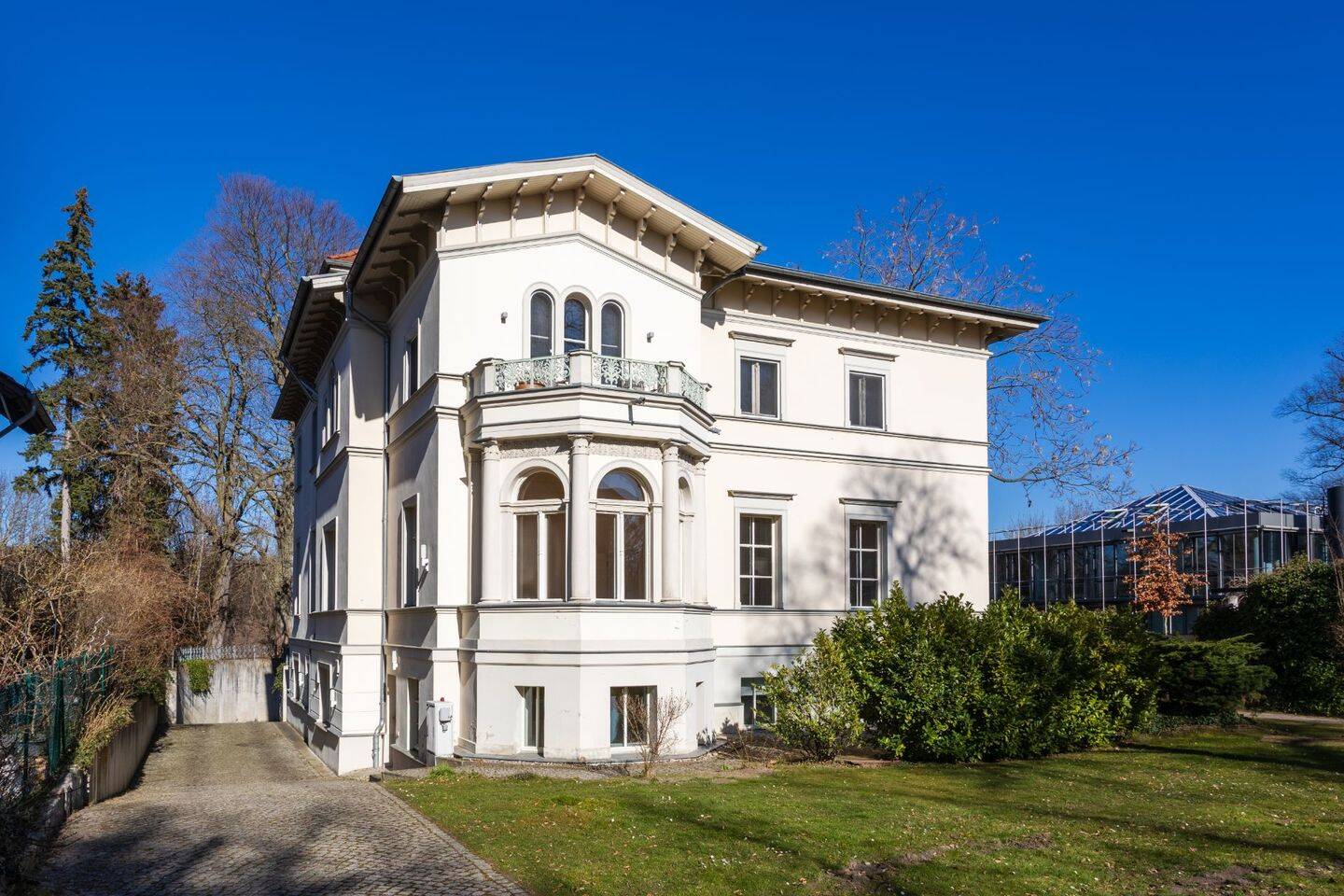Exquisite Wohnung am Griebnitzsee - Historische Eleganz trifft moderne Möglichkeiten