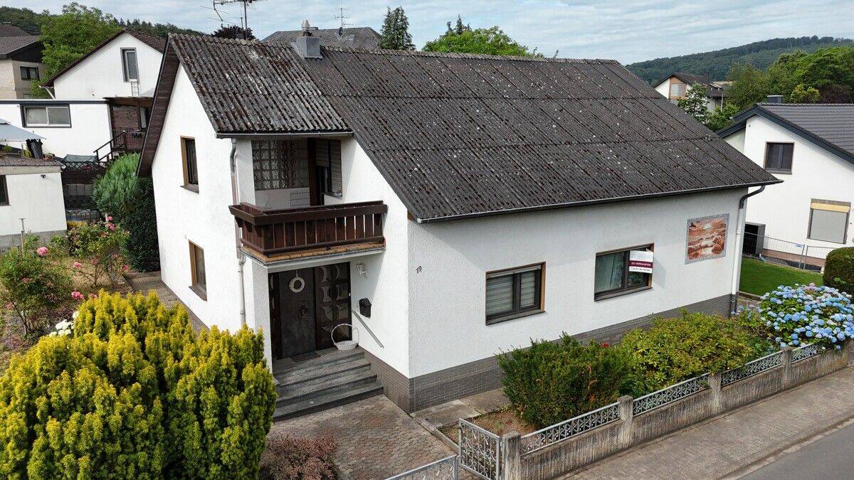 KI-Bildern: Großzügiges Einfamilienhaus mit Renovierungsbedarf und attraktivem Ausbaupotenzial