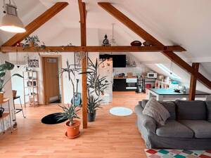 Schöne Dachgeschosswohnung im Altbau - Loggia, Tageslichtbad, 3 ZKB