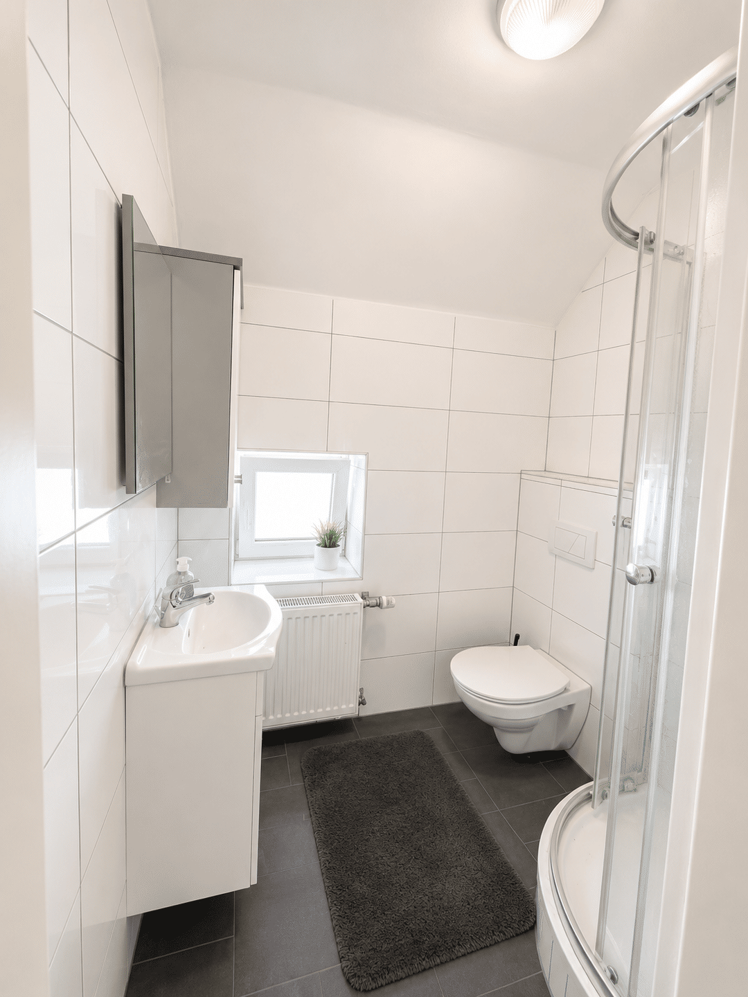 Helle 1-Zimmer-Wohnung mit Einbauküche und modernem Duschbad in zentraler Lage – Ingolstadt – Vorschaubild 4