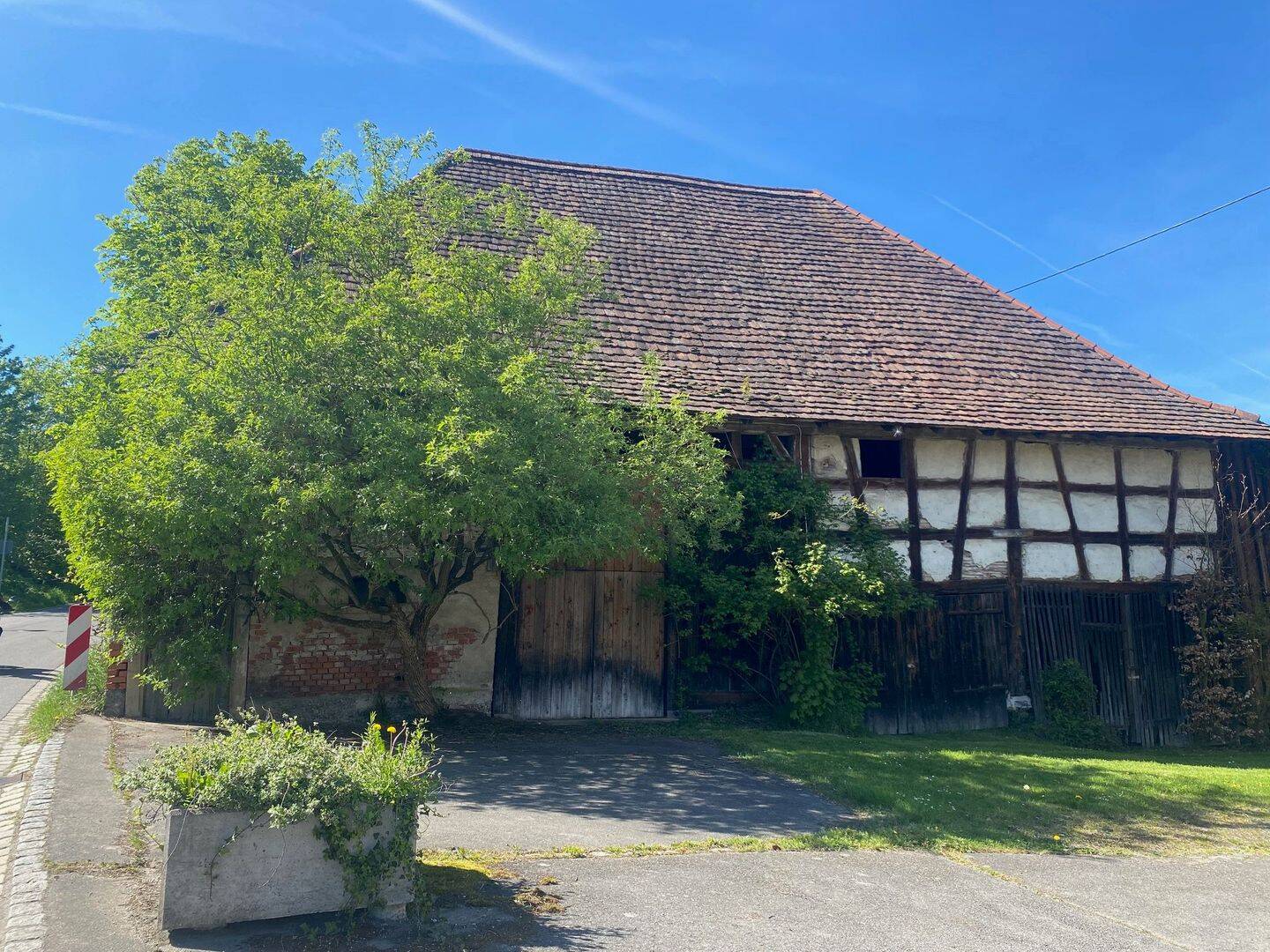 Fachwerkscheuer mit Ziegelsockel in der Nähe des Bodensees – Meersburg – Vorschaubild 2