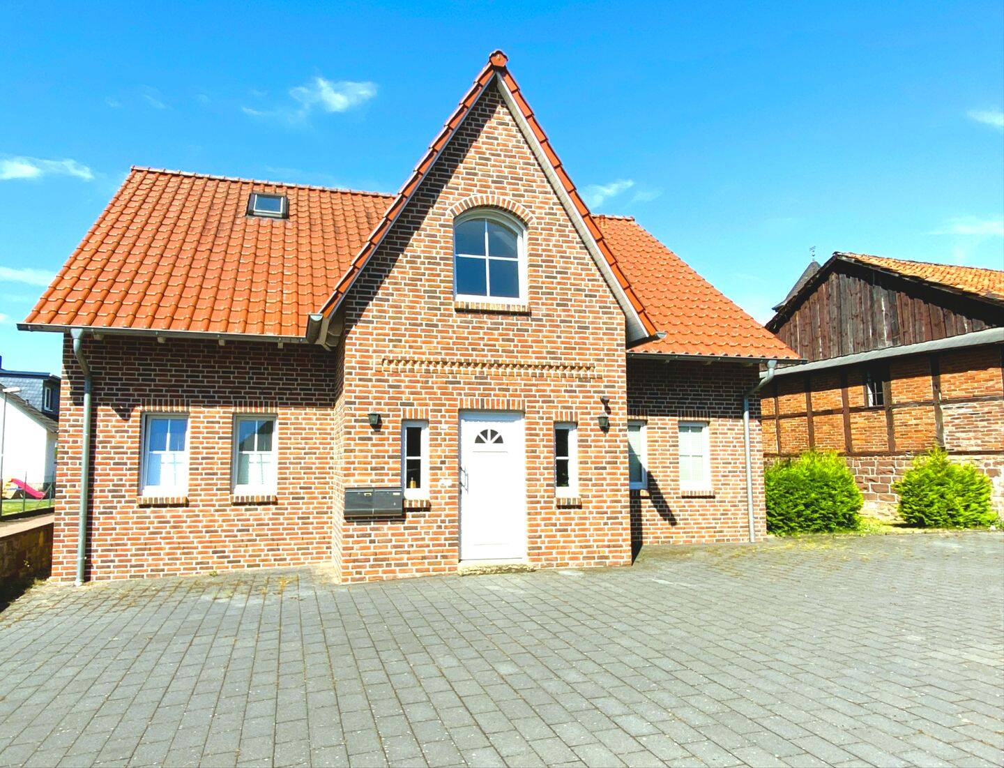 METEOR IMMOBILIEN : Modern *** ruhig *** am grünen Ortsrand