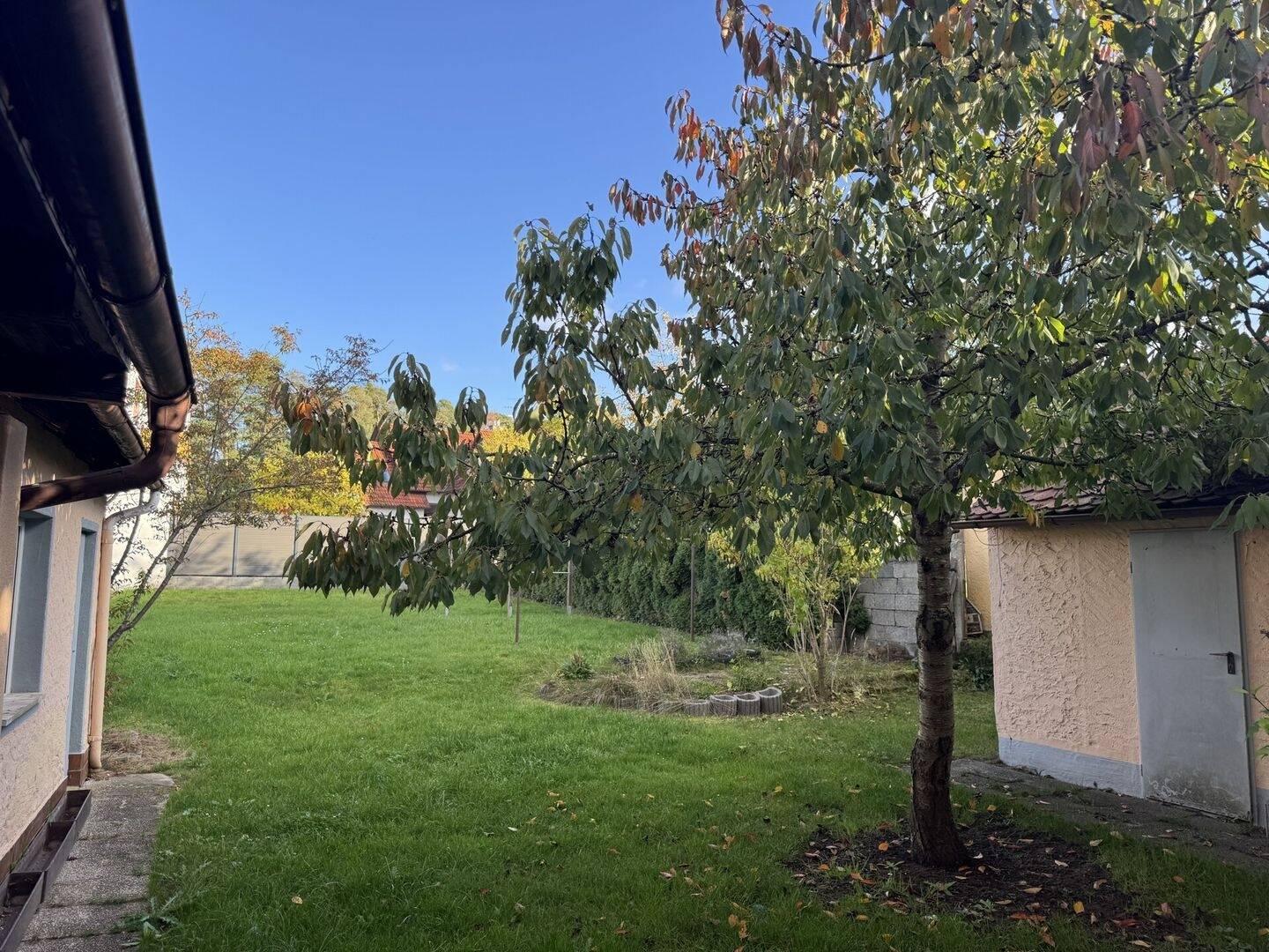 Gut gelegene Doppelhaushälfte mit großem Garten und Bauland – Heßdorf – Vorschaubild 3