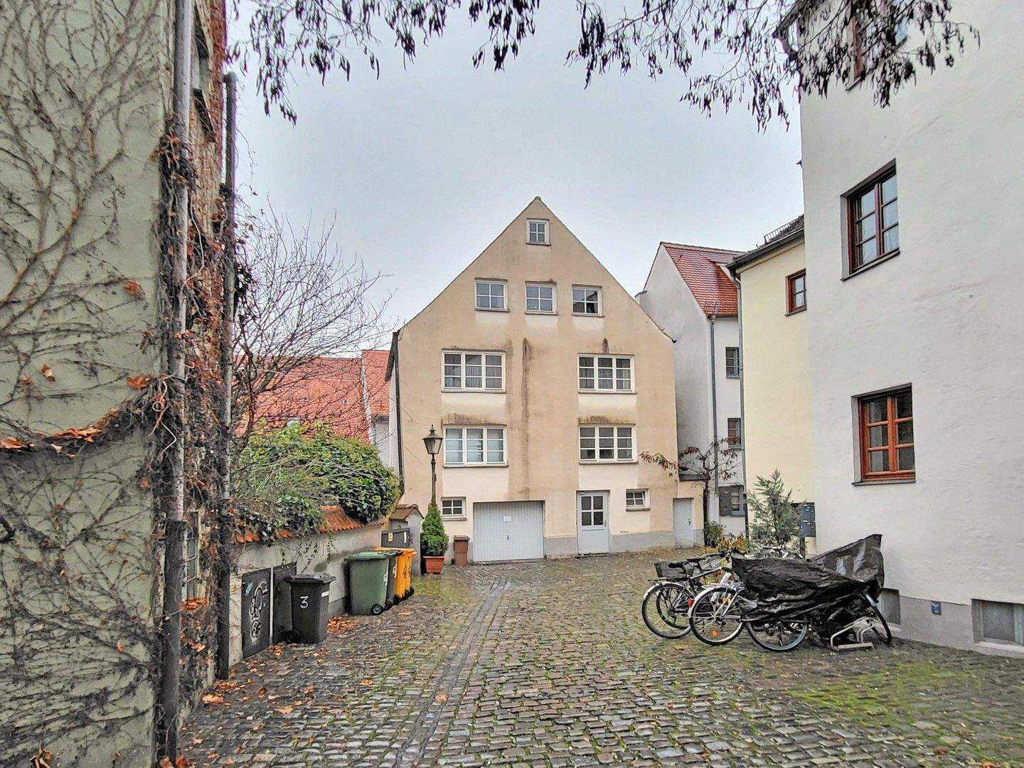 Ein Zuhause mit Charme - stilvolle 3-Zimmer-Wohnung im Herzen der Altstadt – Augsburg – Bild 1 von 9