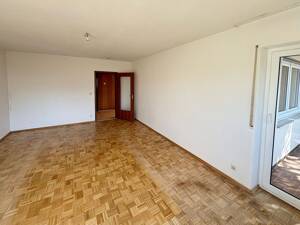 MIT BLICK INS GRÜNE: SAN.-BEDÜRFTIGE 2-ZI-ETW MIT SÜDBALKON, LIFT UND TG-STELLPLATZ IN ER-BÜCHENBACH – 91056 Erlangen – Vorschaubild 5