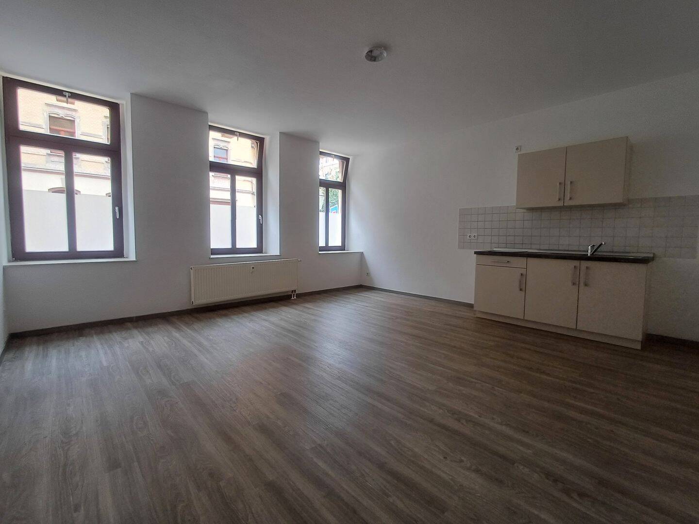 25 m² Wohnbereich mit offener Küche + inkl. EBK * / Vinyl / Bad mit Wanne
