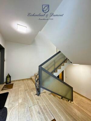 Luxuriös sanierte 3-ZKB mit EBK, 2 Balkonen + Garage mit Panoramablick – 66119 Saarbrücken – Vorschaubild 3