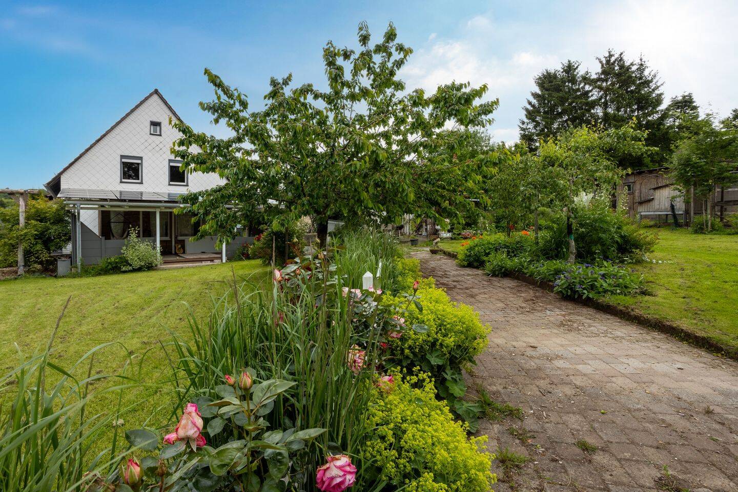 Zentrumsnahes Einfamilienhaus mit parkähnlichem Gartenparadies & PV-Anlage