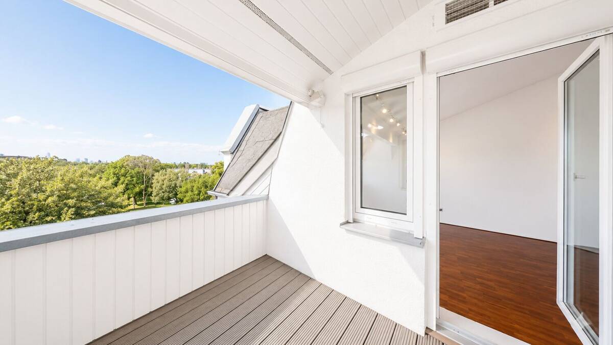 Großzügige Dachgeschosswohnung mit Loggia und Aufzug – 60435 Frankfurt am Main – Bild 1 von 9