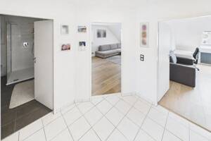 Moderne 2,5-Zimmer-Dachgeschosswohnung mit Stellplatz in Eil – 51145 Köln – Vorschaubild 8
