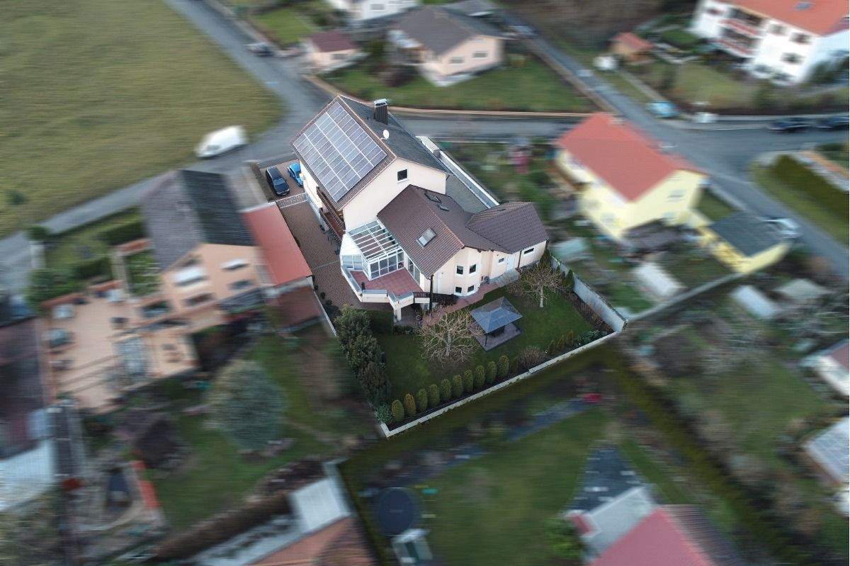 Sehr gepflegtes, freistehendes Mehrfamilien- / Generationenhaus, zur Eigennutzung und Kapitalanlage – Poppenhausen – Bild 1 von 9
