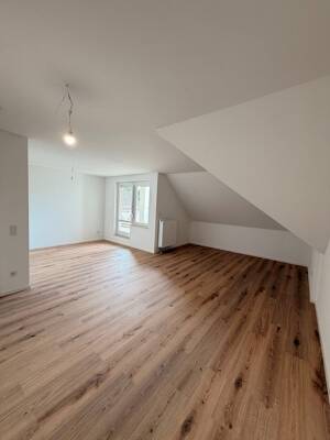 Renovierte Dachgeschoss Wohnung ab sofort verfügbar!