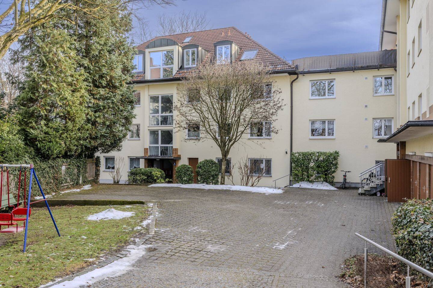 Bezugsfreie 3-Zimmer-Wohnung im 2. OG I Bogenhausen nahe Herkomerplatz – München – Bild 1 von 9