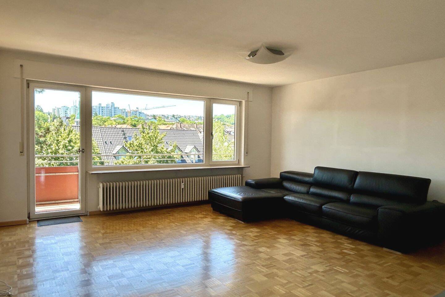 Hell + frei für Sportliche!! 2-Zi.-Wohnung mit Balkon, 1. OG, TL-Bad, kleiner Doppelparker – Stuttgart – Vorschaubild 3