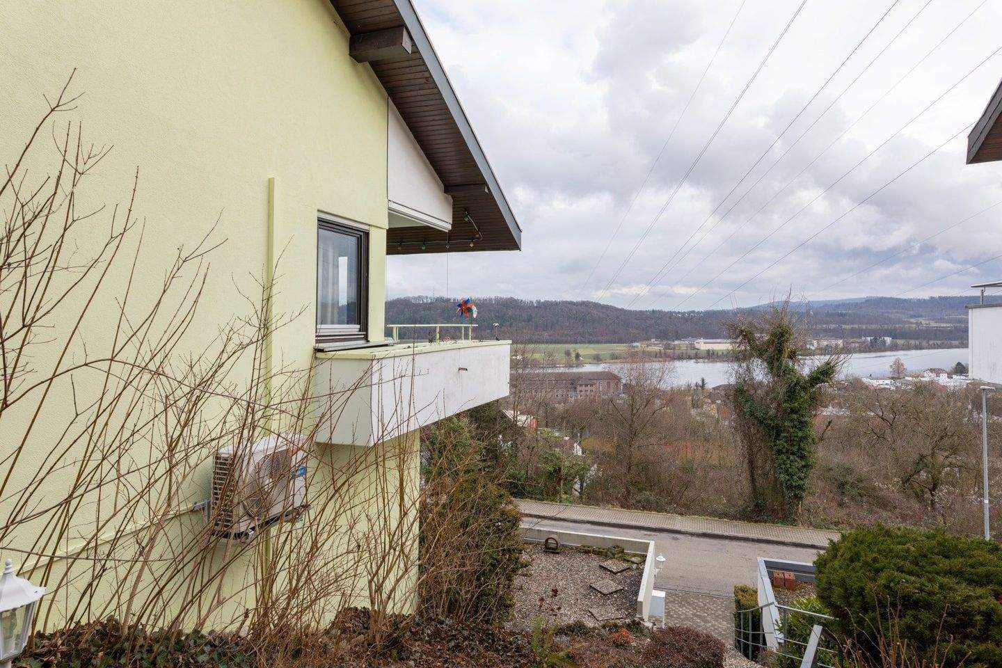 Waldshut-Tiengen: Gepflegtes Haus mit viel Platz und Ausstattung – Waldshut-Tiengen – Vorschaubild 2