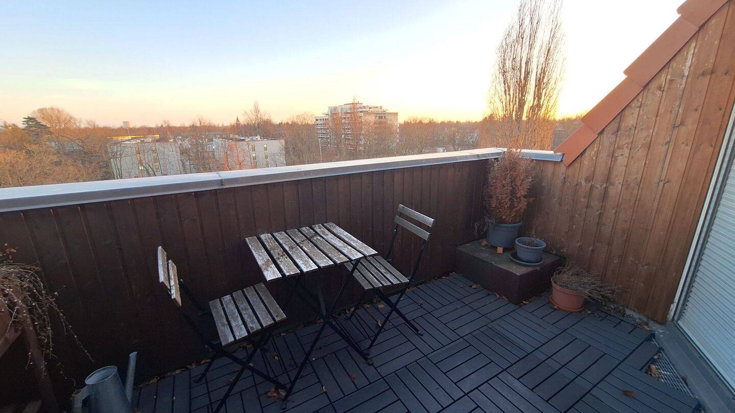 Sanierte 3,5-Raum-DG-Wohnung mit Balkon und Einbauküche in Berlin-Steglitz – Berlin – Vorschaubild 4