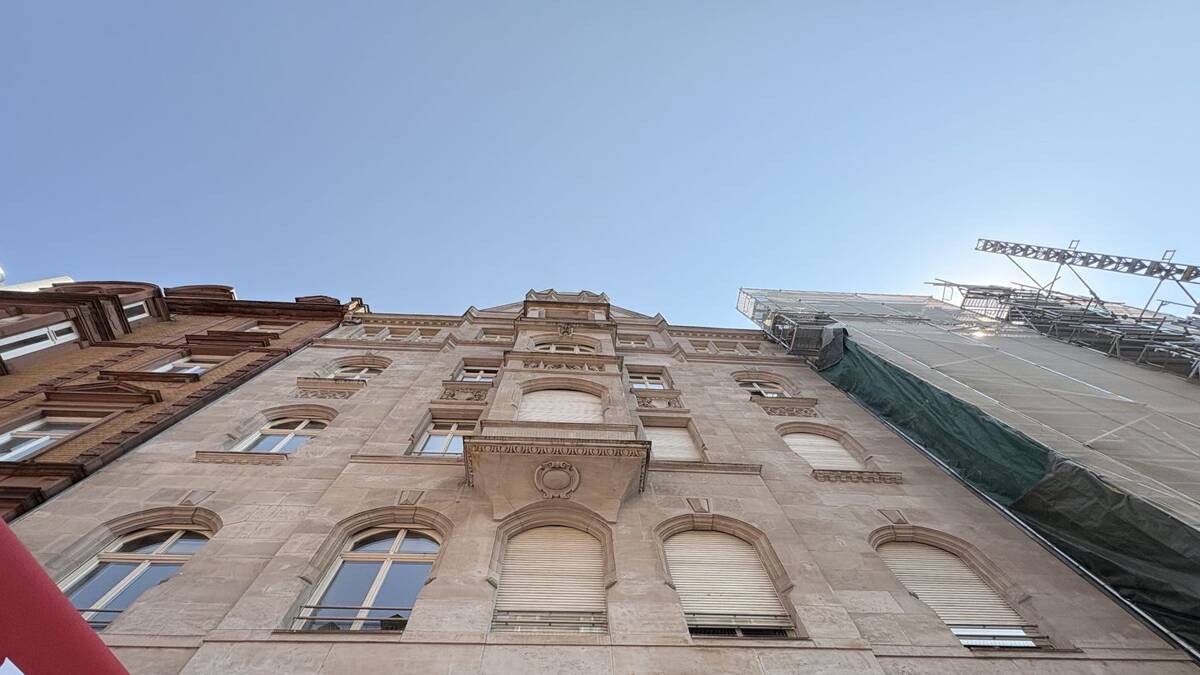 Stilvolle Altbauwohnung mit großem Balkon im Herzen Frankfurts - großzügig, hell und ruhig – 60329 Frankfurt am Main – Bild 1 von 9
