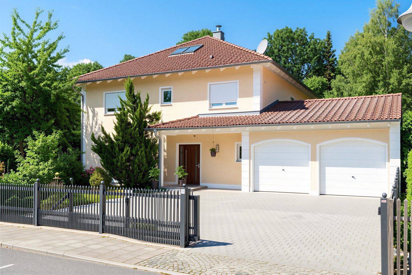 EDEN LIVING Großzügige Stadtvilla mit zeitloser Eleganz & parkähnlichem Grundstück nahe Schloßgarten