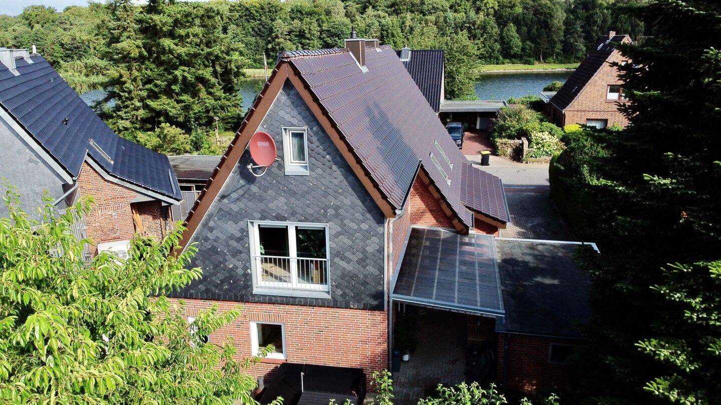 jetzt provisionsfrei zu erwerben : Zweifamilienhaus am Kanal - Wohnen und Mietertrag – Westerrönfeld – Bild 1 von 9