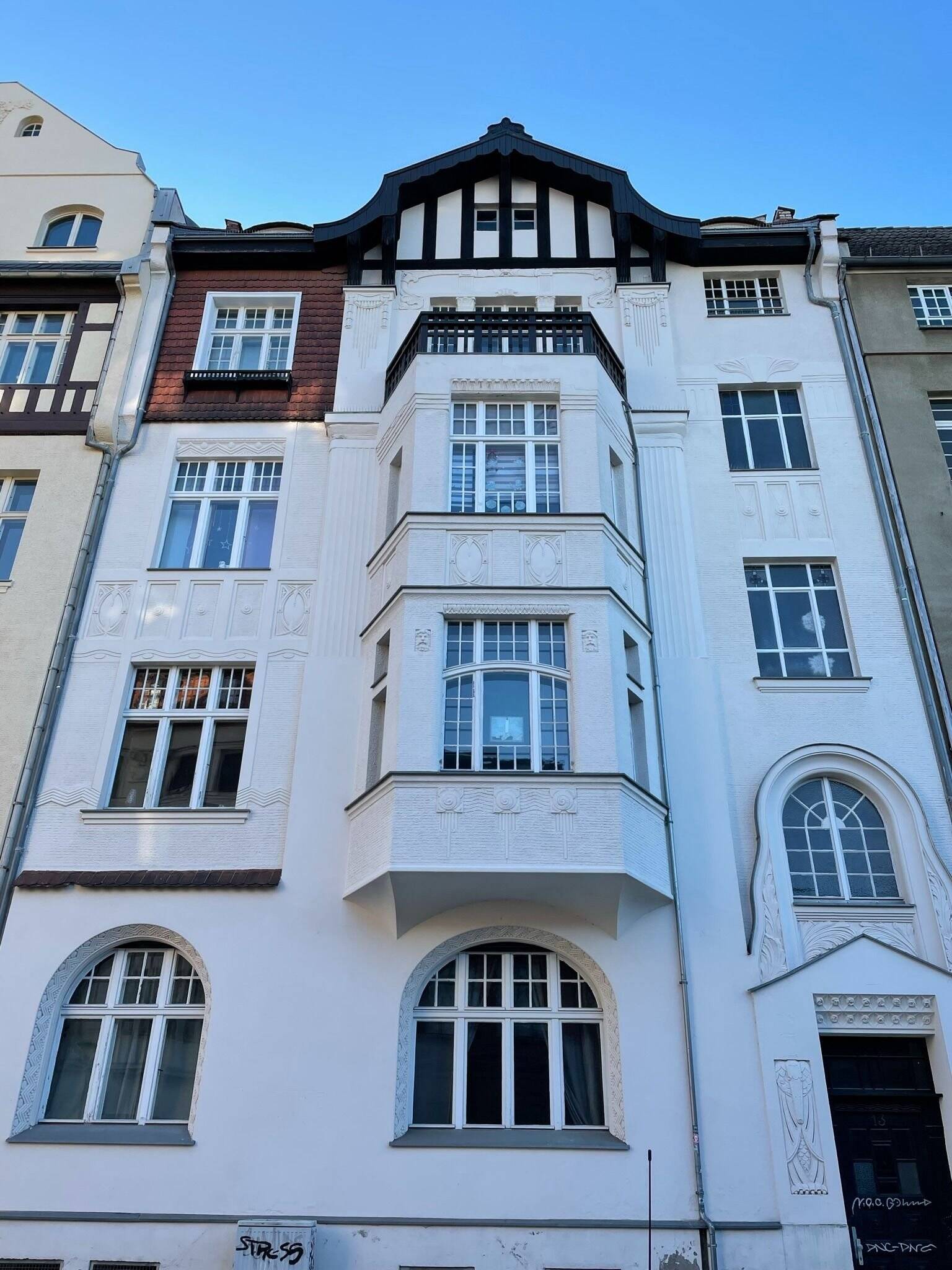 Altbau mit Potenzial: Großzügige 5-Zimmer-Wohnung mit Balkon im Herzen von Cottbus