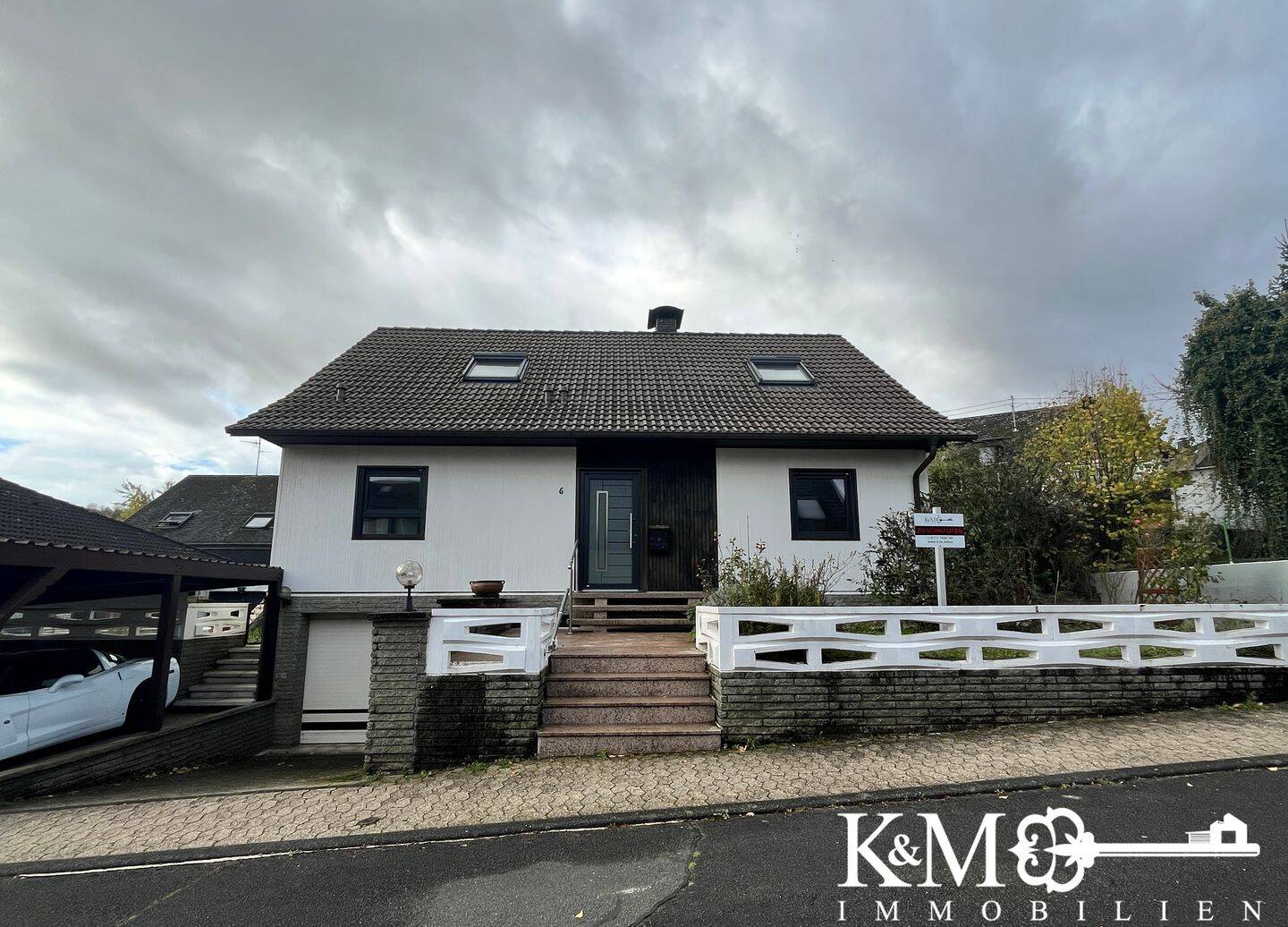 Raum zum Wohlfühlen - Einfamilienhaus mit Charme und Potenzial – Rhens – Bild 1 von 9