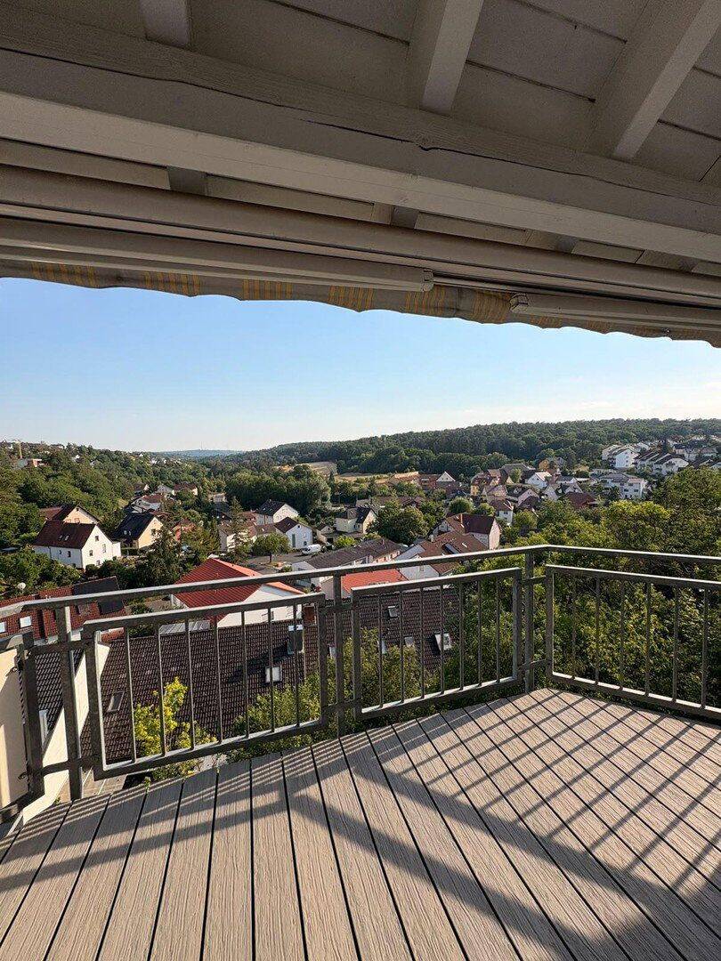 Wohnen wie im Haus: 4-Zimmer-Maisonette mit Talblick, Balkon und Carport – Würzburg – Vorschaubild 2