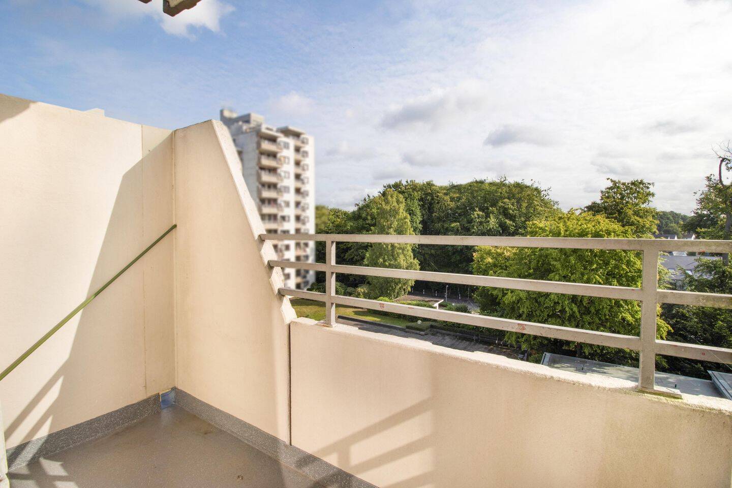 Exklusives Wohnen in Bremen-Lesum: Geräumige 4-Zimmer-Wohnung mit Tiefgarage, Schwimmbad & Sauna – Bremen – Vorschaubild 4