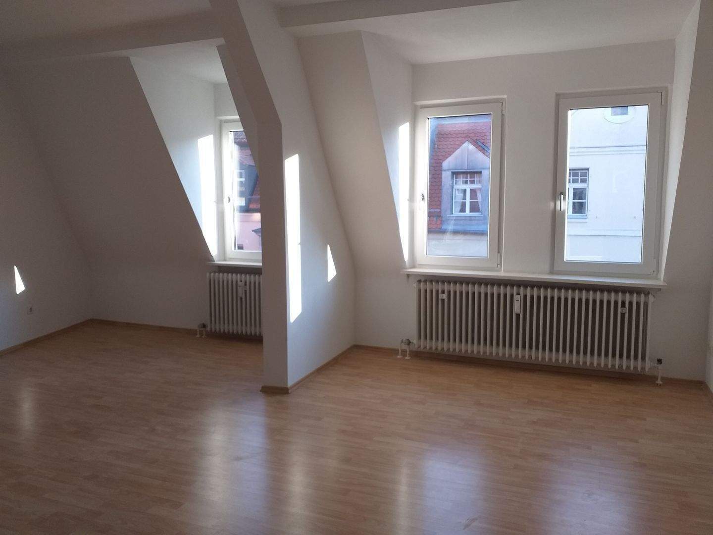 Nürnberg Nord: vermietete 2-Zimmer DG-Wohnung mit Balkon, kleine Singleküche, Duschbad mit Fenster - zu verkaufen – Nürnberg – Vorschaubild 3
