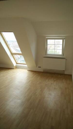 Zimmer in 4er WG Zentral Dachgeschoss WG-Zimmer 23 m² befristest / Probewohnen für 6 Monate.