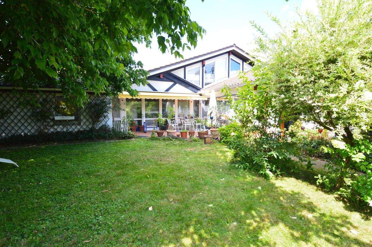 Individuelle Doppelhaushälfte mit Wintergarten, Doppelgarage und großem Garten in ruhiger Lage – Postmünster – Bild 1 von 9