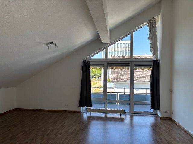 Schickes 1-Zimmer Dachstudio mit 73 m² Wohnfläche, Einbauküche und Balkon