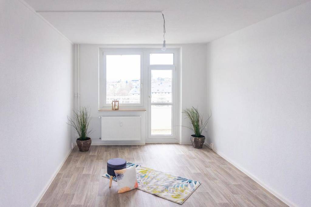 3-Raum-Wohnung mit Balkon und den Spielplatz direkt vor der Haustür – Chemnitz – Vorschaubild 2