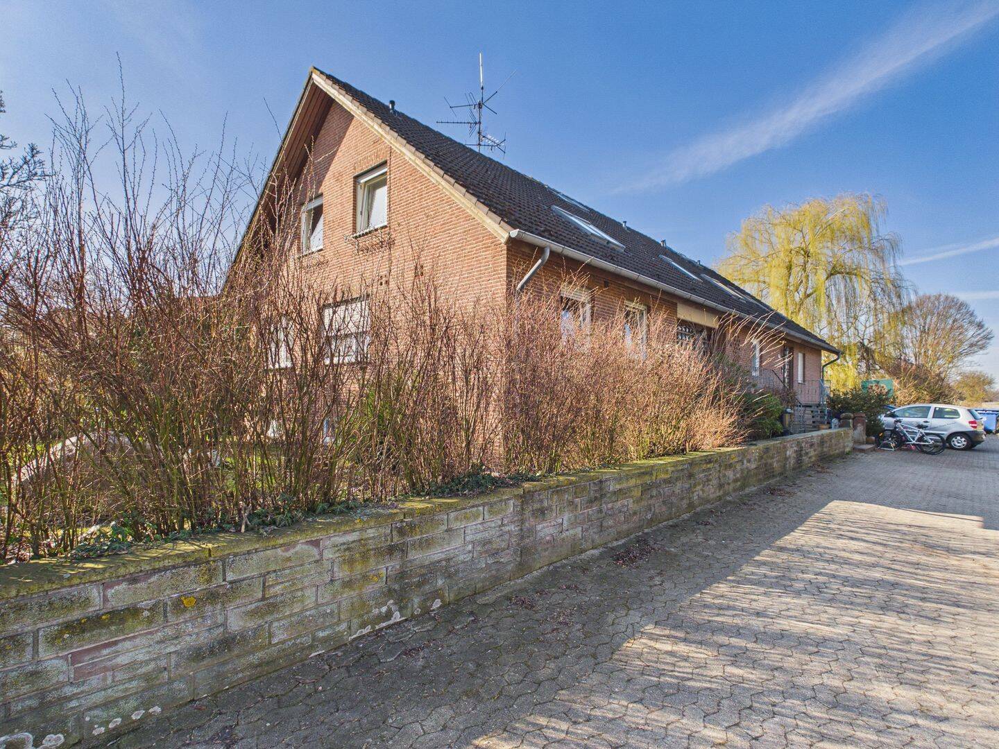 Kapitalanlage mit Aussicht: 3-Familien-Haus in ruhiger Feldrandlage – Algermissen – Bild 1 von 9