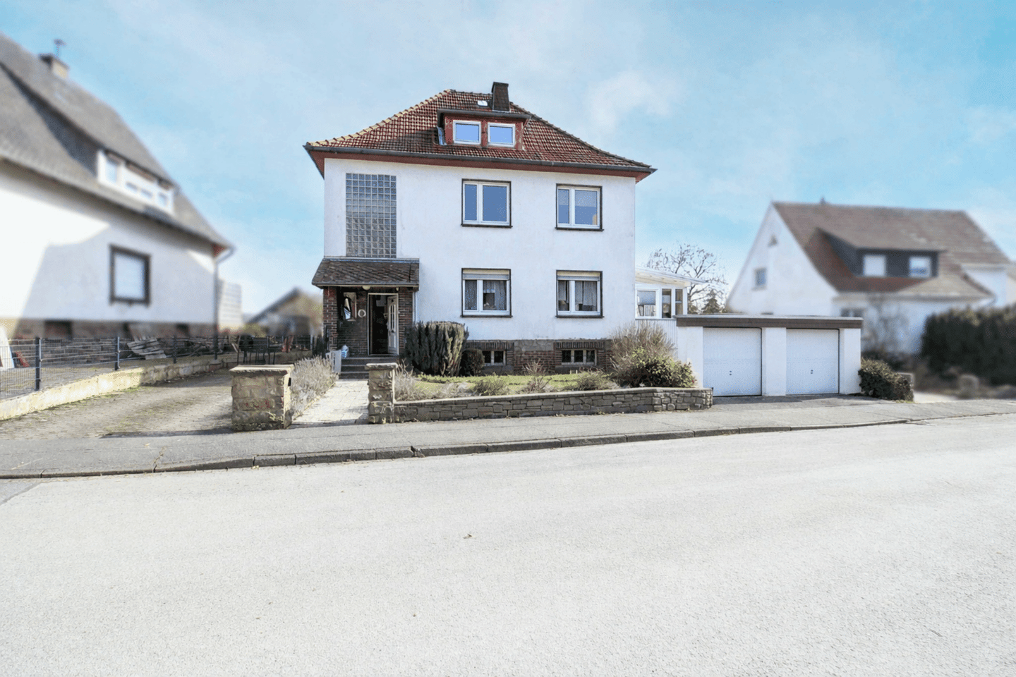 Zweifamilienhaus in Bad Driburg mit einem großem Garten, Doppelgarage & viel Potenzial – Bad Driburg – Bild 1 von 7