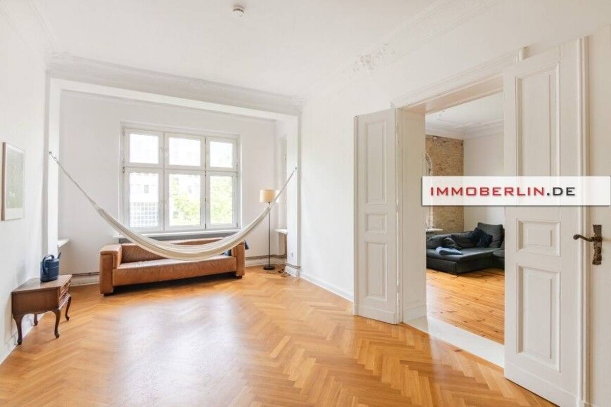 IMMOBERLIN.DE - Charmante Altbauwohnung mit Balkon in exzellentem Zustand am Park – 10967 Berlin – Bild 1 von 9