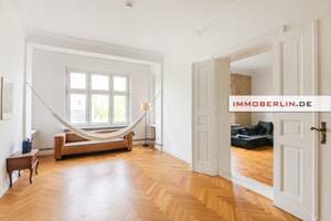 IMMOBERLIN.DE - Charmante Altbauwohnung mit Balkon in exzellentem Zustand am Park – 10967 Berlin – Vorschaubild 1