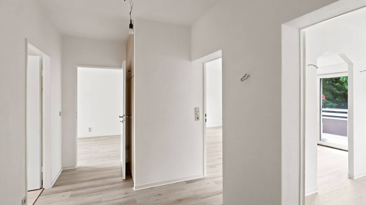 Modernisierte 3-Zimmer-Wohnung mit Hobbyraum, Balkon und Tiefgaragenstellplatz in Kladow – Berlin – Vorschaubild 2
