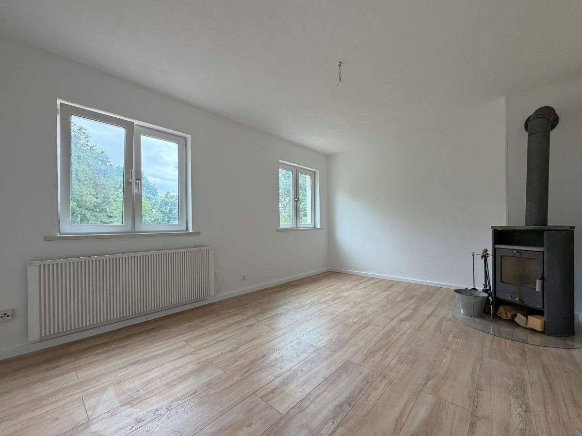 Kaufen statt mieten, renovierte 3-Zi.-Wohnung mit Kaminofen, neuem Bad und Gartennutzung
