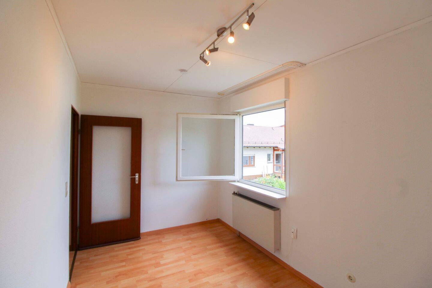 Neue Chance: Freistehendes OKAL-Haus mit Einliegerwohnung und großem Grundstück – Pforzheim – Vorschaubild 5