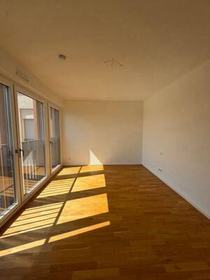 Lichtdurchflutete 3-Raum-Wohnung mit EInbauküche und Balkon – 1067 Dresden – Vorschaubild 1